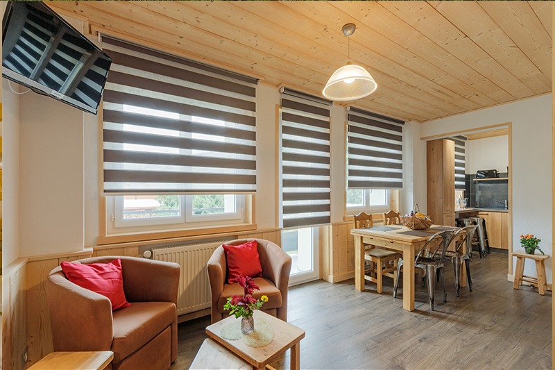Depuis salon vue sur coin repas et cuisine N°10 et 20 Résidence Les Tavaillons